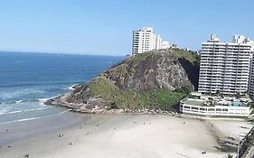 Apto a poucos metros da Praia da Enseada com Wi-Fi